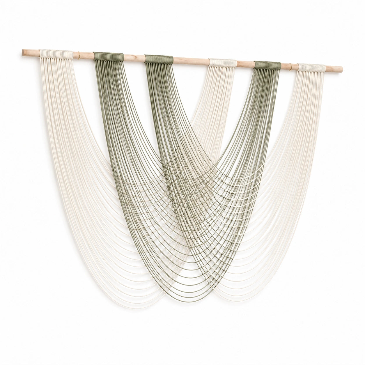 Suspension murale tissée 100 x 100 cm en coton vert sauge et écru avec barre en bois style bohème